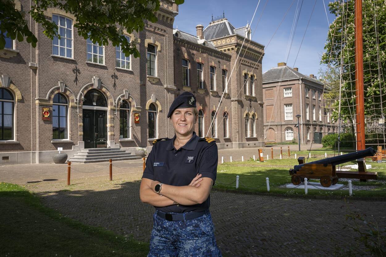 LTZ 2OC (SD) Ramona ver der Burg-van Eijk staat voor het hoofdgebouw van het KIM.