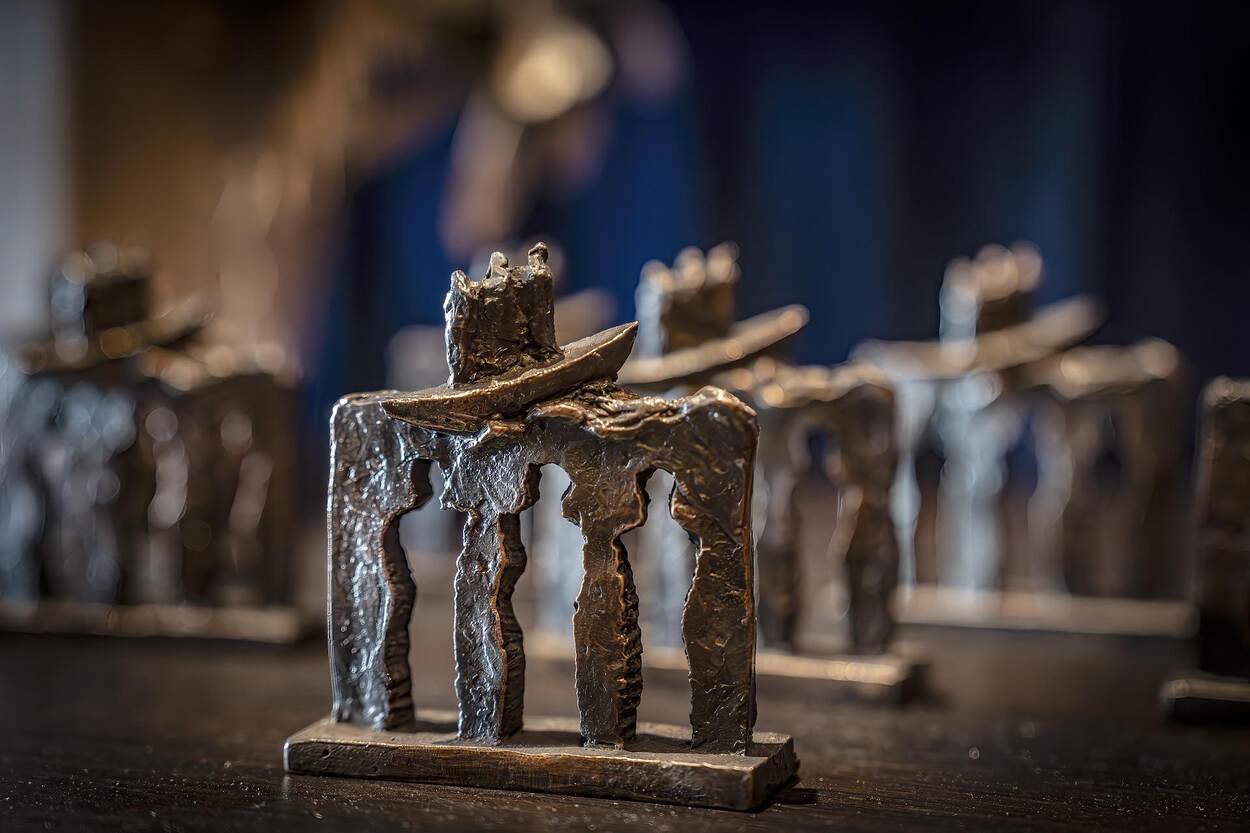 Na de ceremonie kregen sommige nabestaanden een miniatuurbeeldje van het monument ‘Schaduwen van Licht’ dat bij gebouw Dukdalf staat.