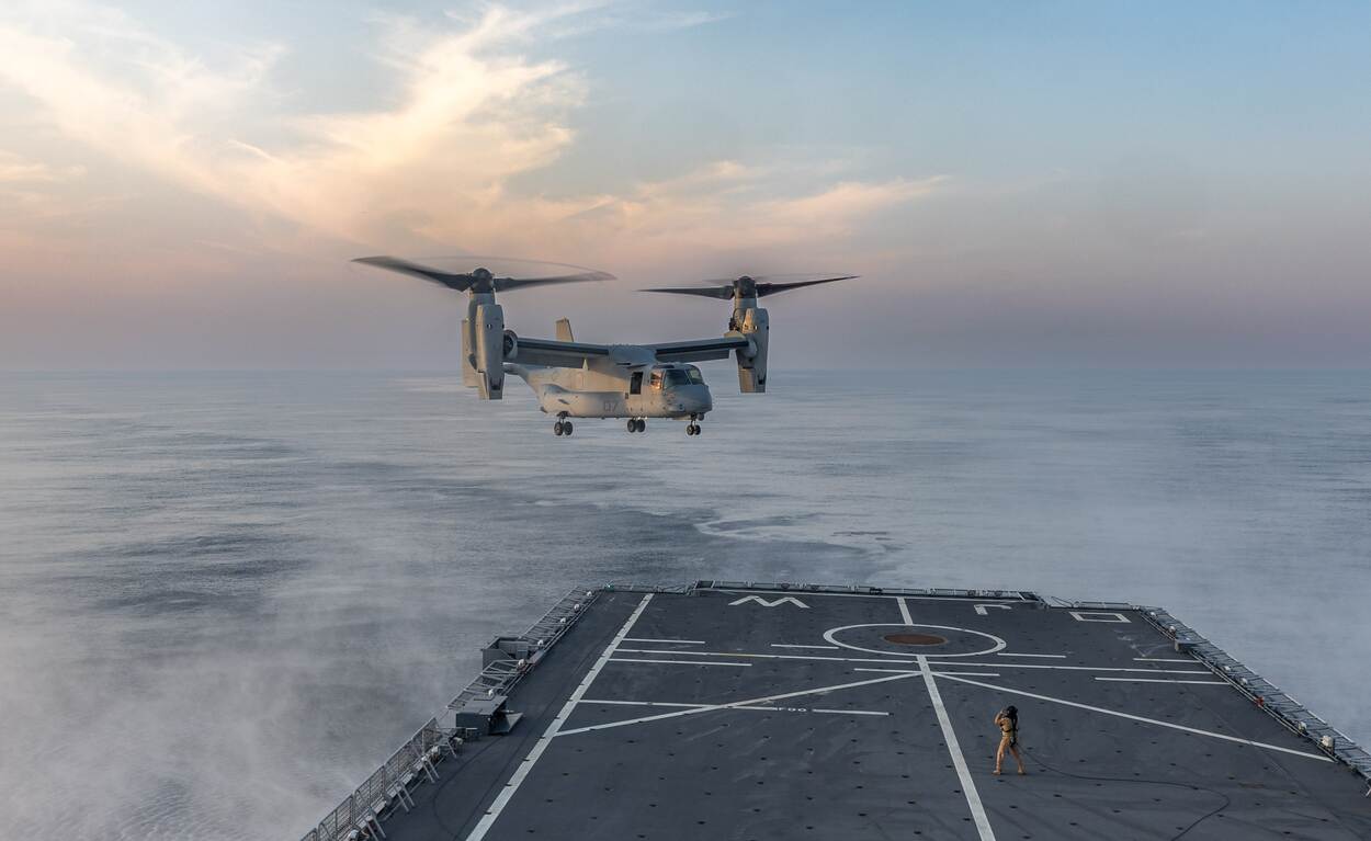 Een Osprey landt op het helidek van de Johan de Witt.