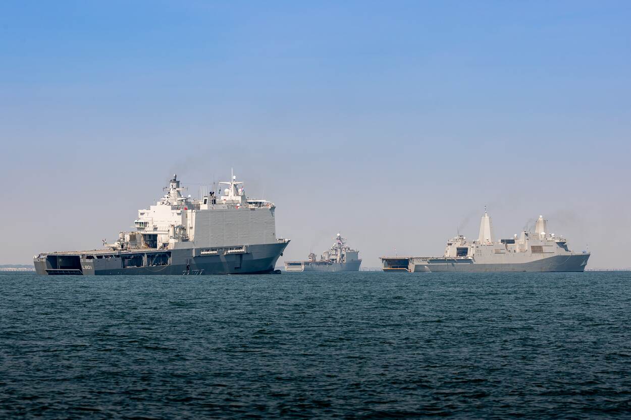 De Johan de Witt en 2 Amerikaanse amfibische transportschepen.