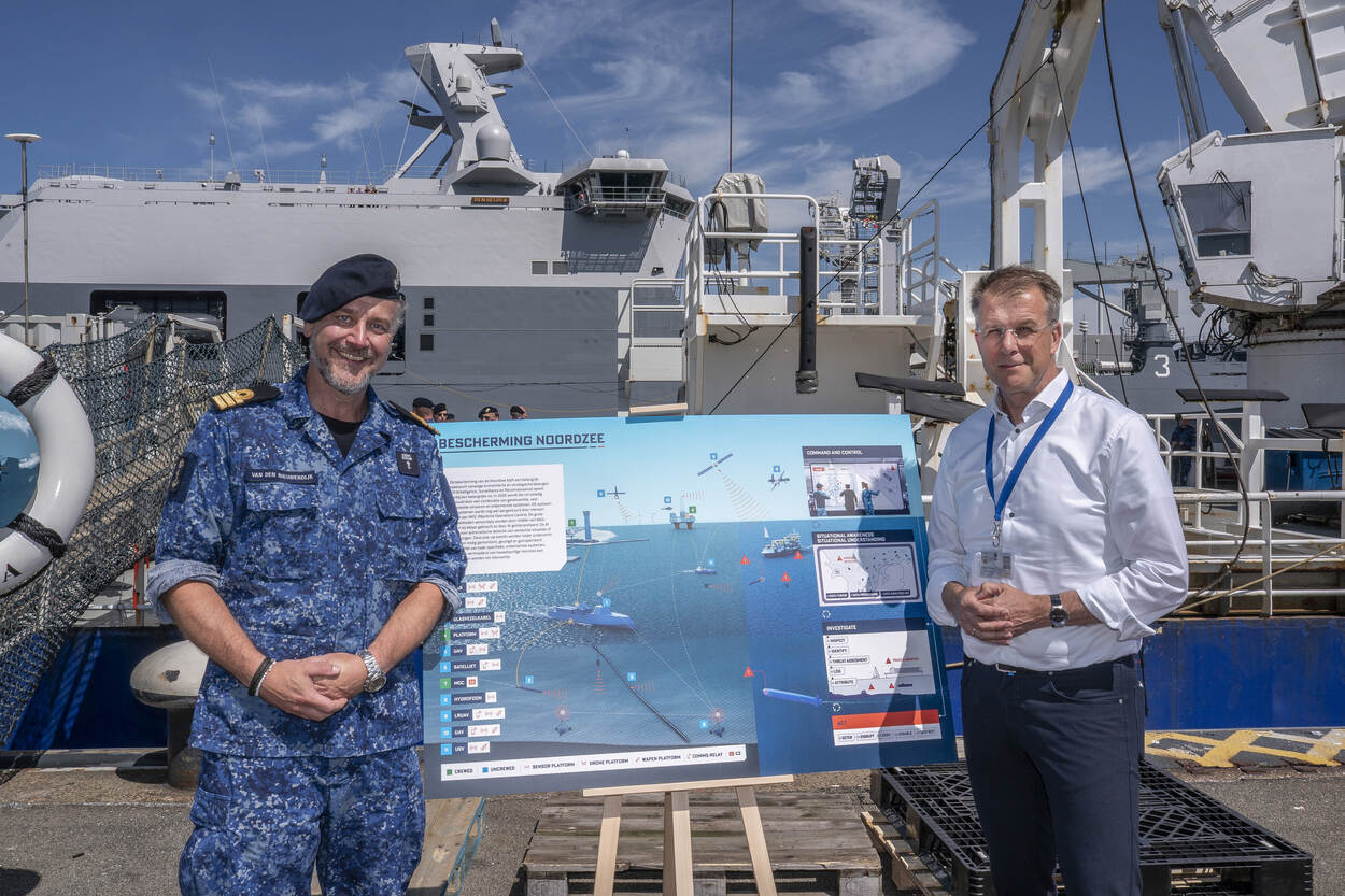 KLTZ Eric van den Nieuwendijk (links) en Bas Buchner (rechts) naast de visie voor de bescherming van de Noordzee met onbemande systemen.