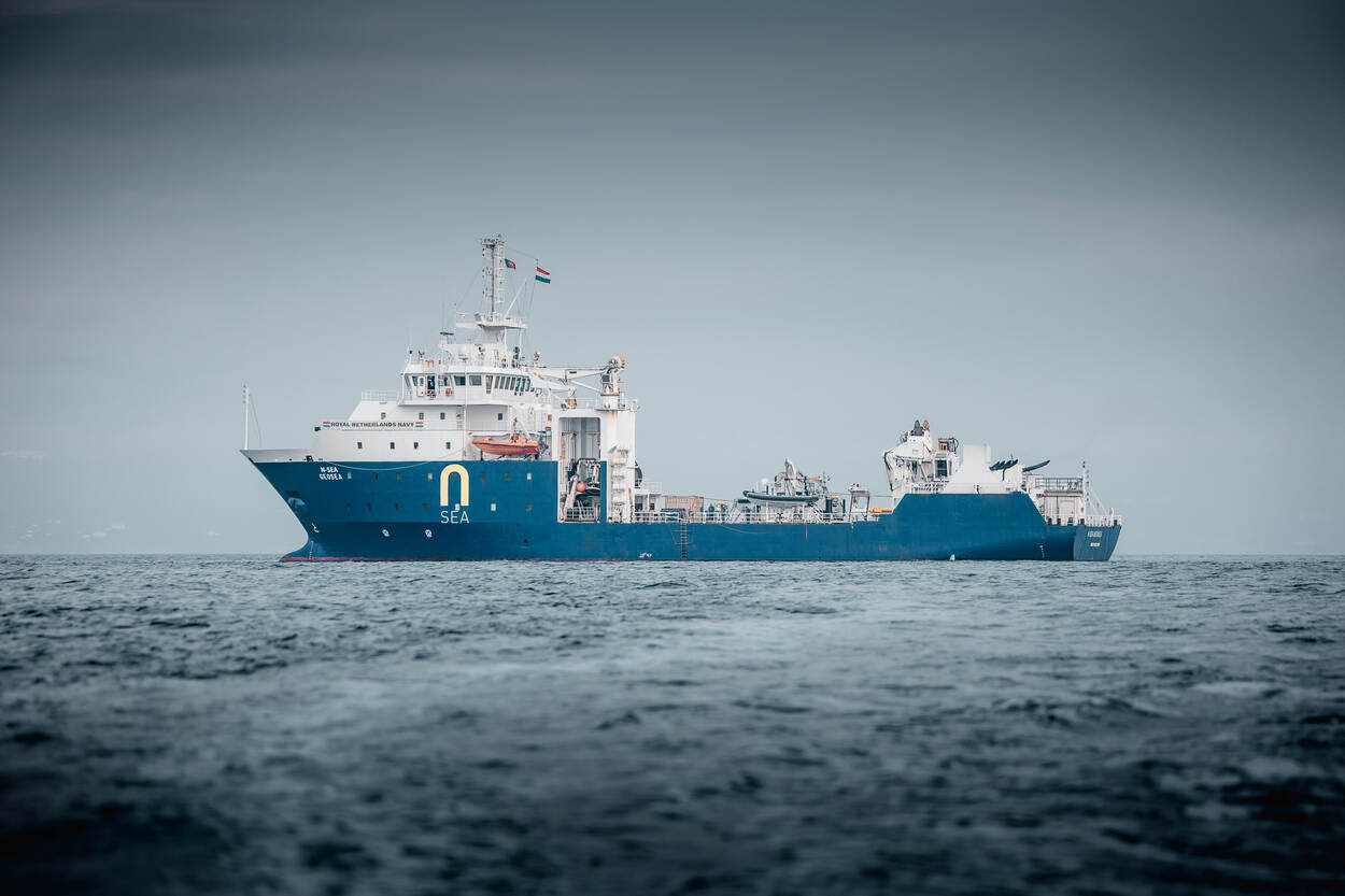 Het blauwwitte schip Geosea op zee.