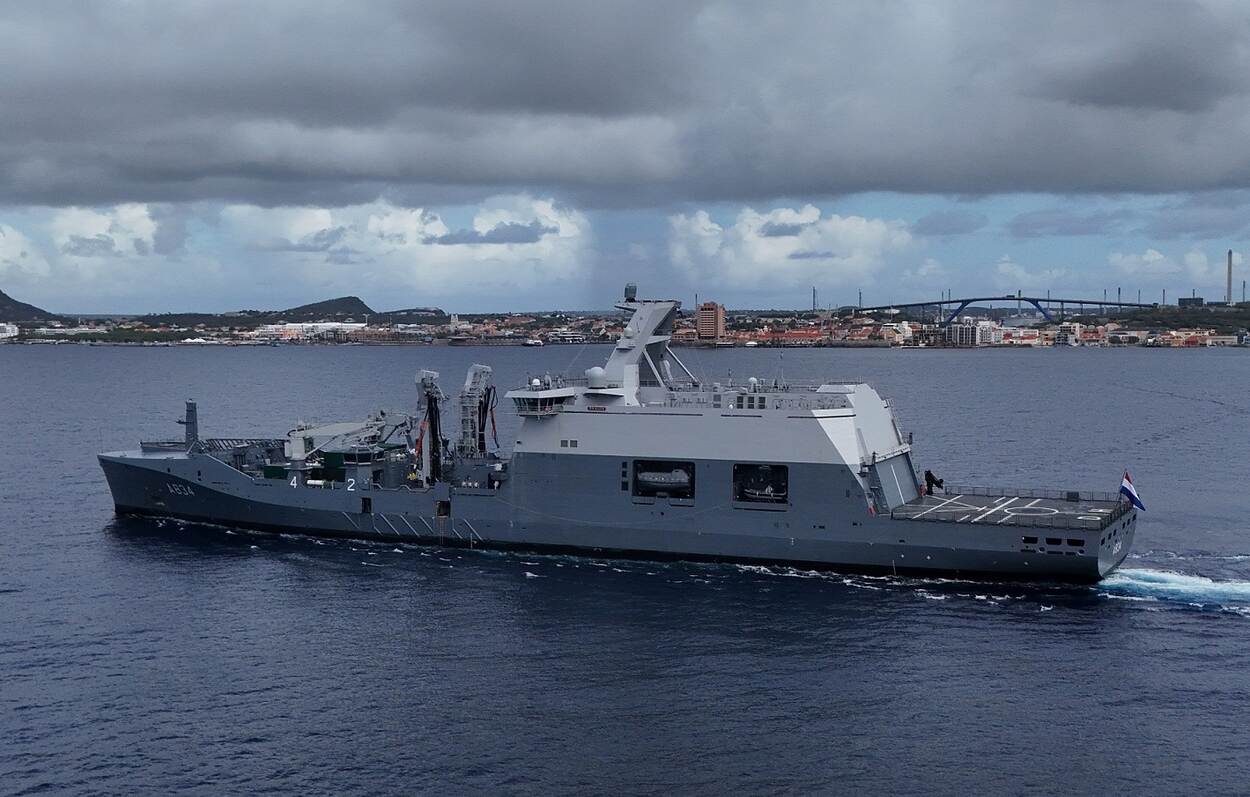 Het Combat Support Ship Zr.Ms. Den Helder bij Curaçao.