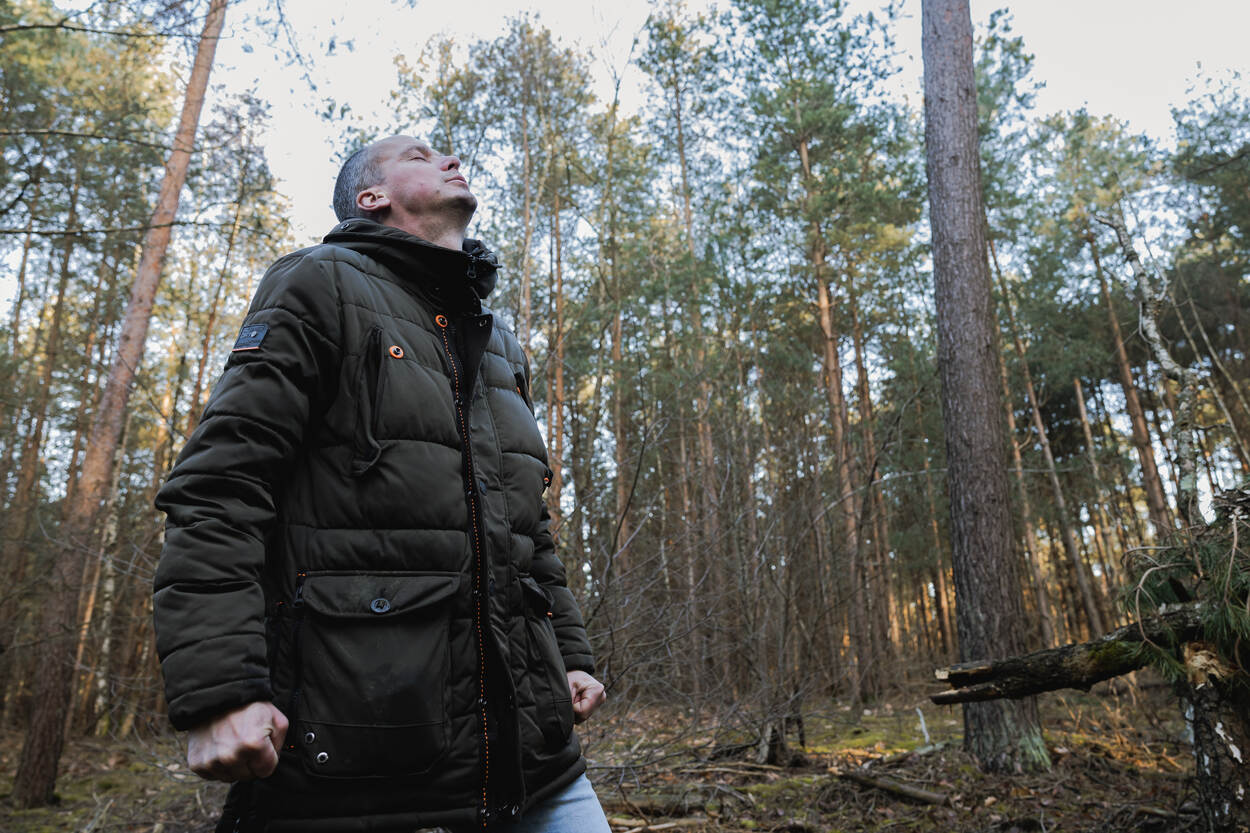 Een deelnemer staat met gebalde vuisten en ogen dicht.