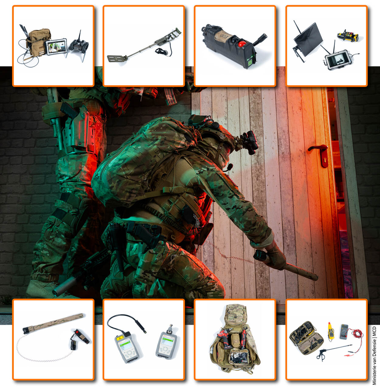 Een militair zit gebukt naast een deur