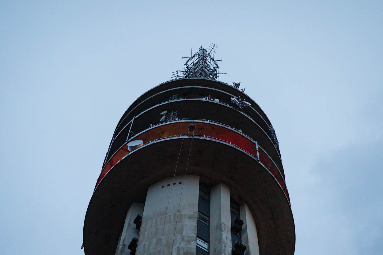 Een militair abseilt vanaf een toren.