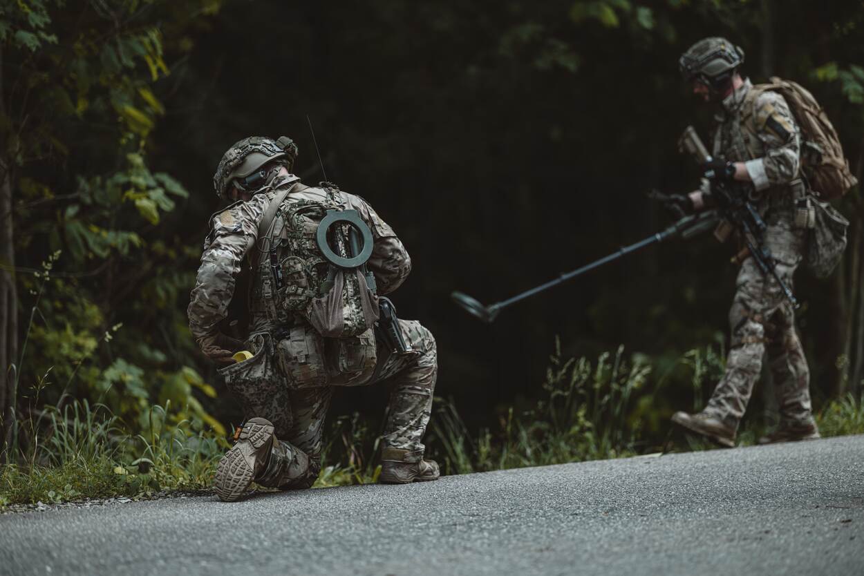 militairen searchen een terrein