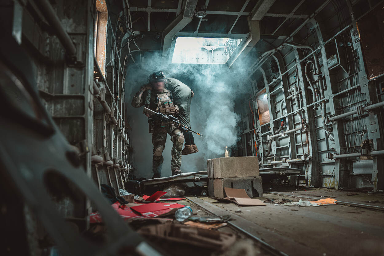 een militair tilt een piloot op