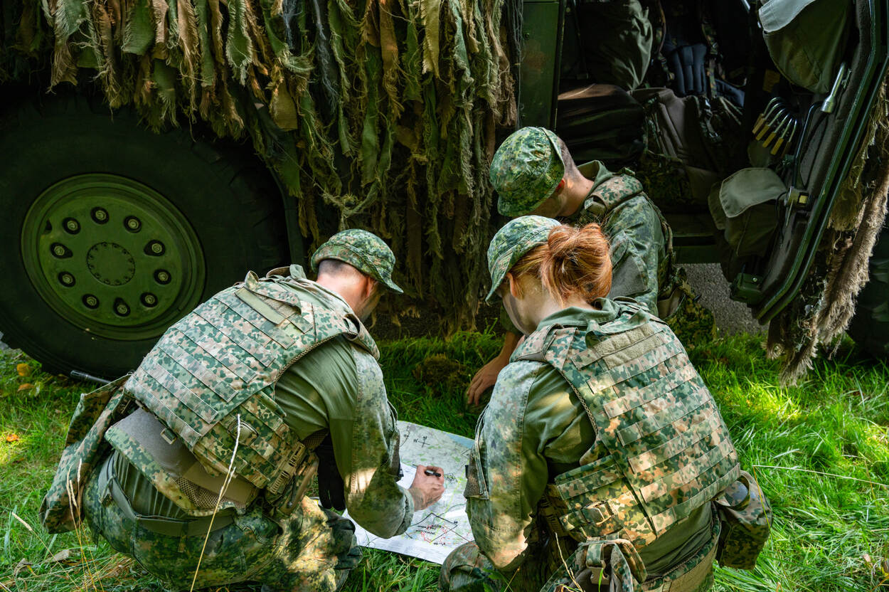 Militairen buigen zich over een kaart
