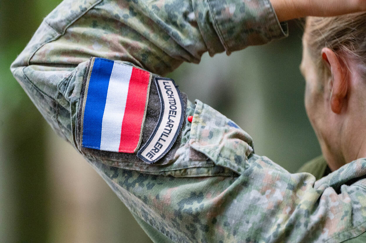 Een Nederlands vlaggetje op de schouder van een militair.