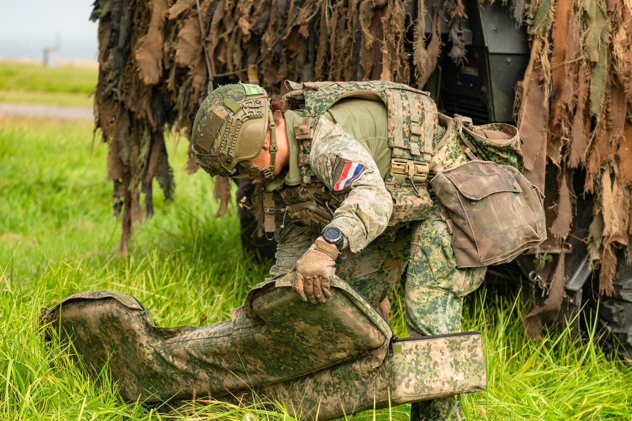 Een militair pakt een Stinger uit de wapentas
