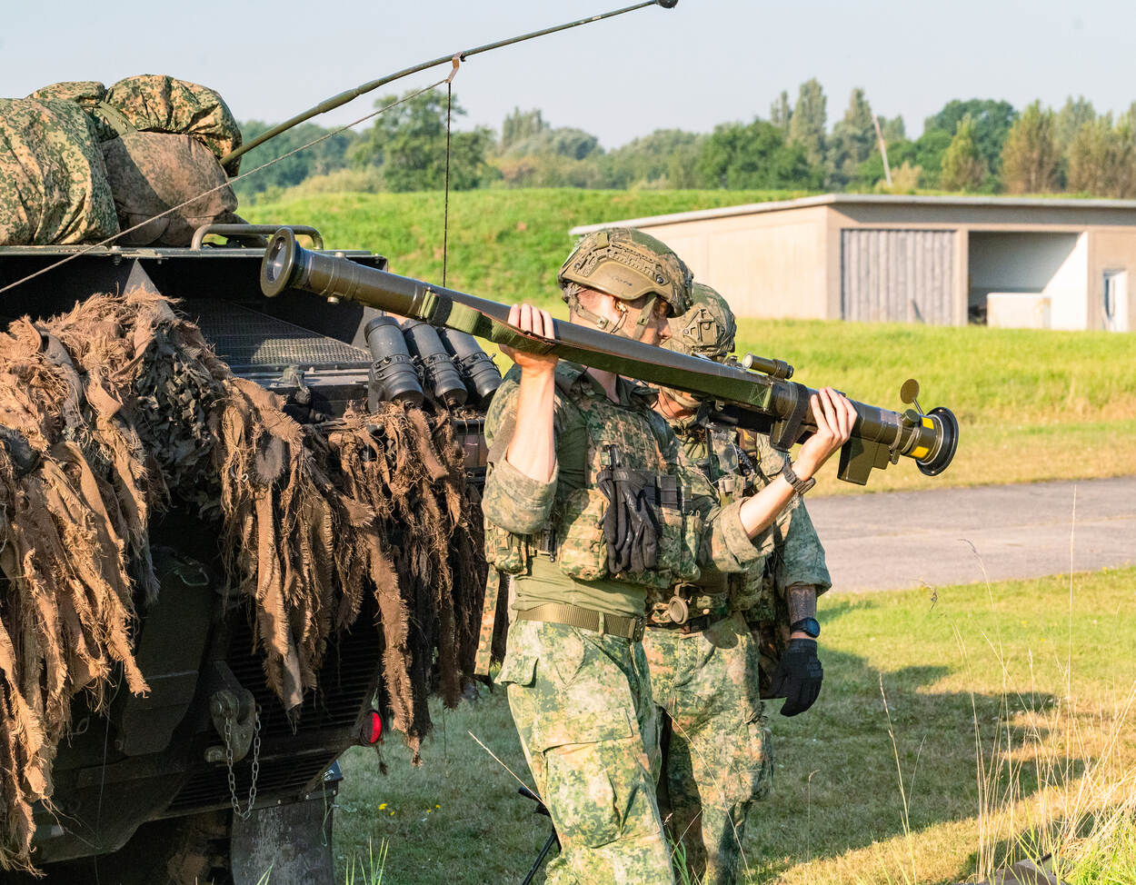Een militair draagt een Stingerraket.