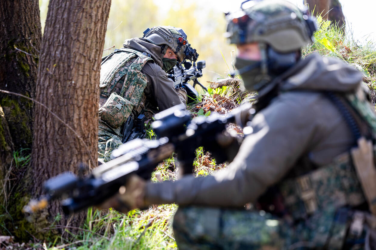 Militairen met hun Colt C7 wapen in het veld.