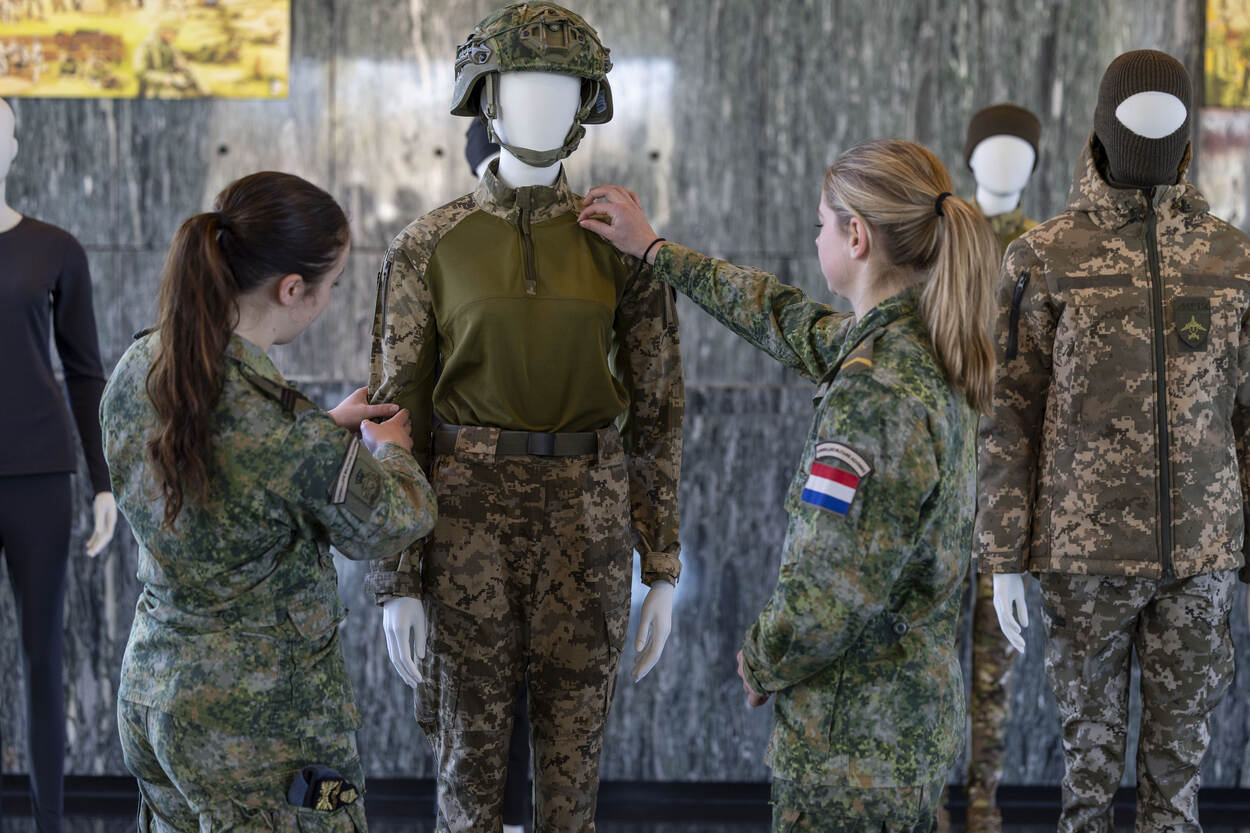 Nederlandse vrouwelijke militairen bekijken de tentoonstelling.