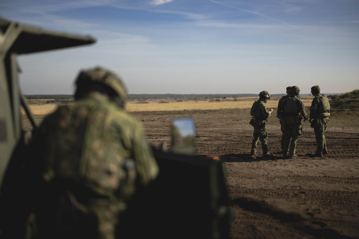 Militairen overleggen met elkaar.