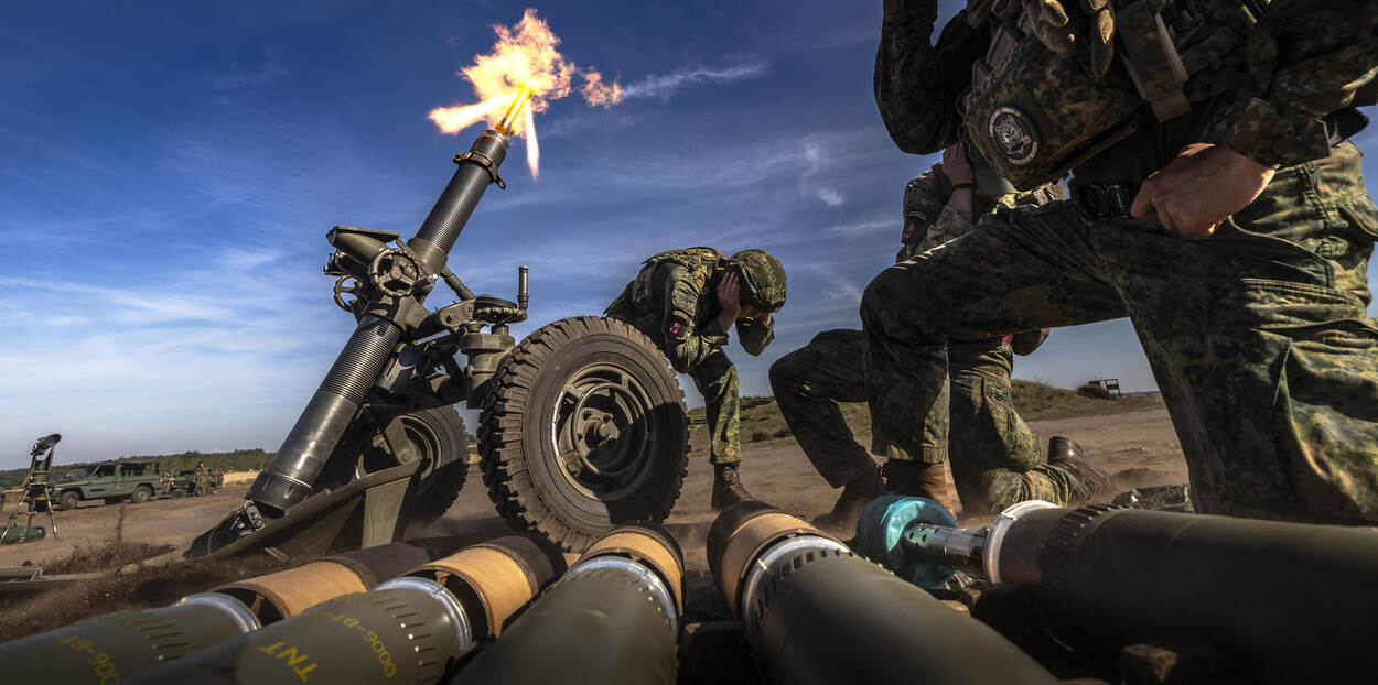 De mortieristen verschieten een granaat op het ASK.