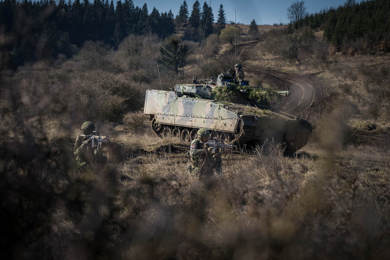 Eenheden van 44 Panterinfanteriebataljon voeren een bereden aanval uit.
