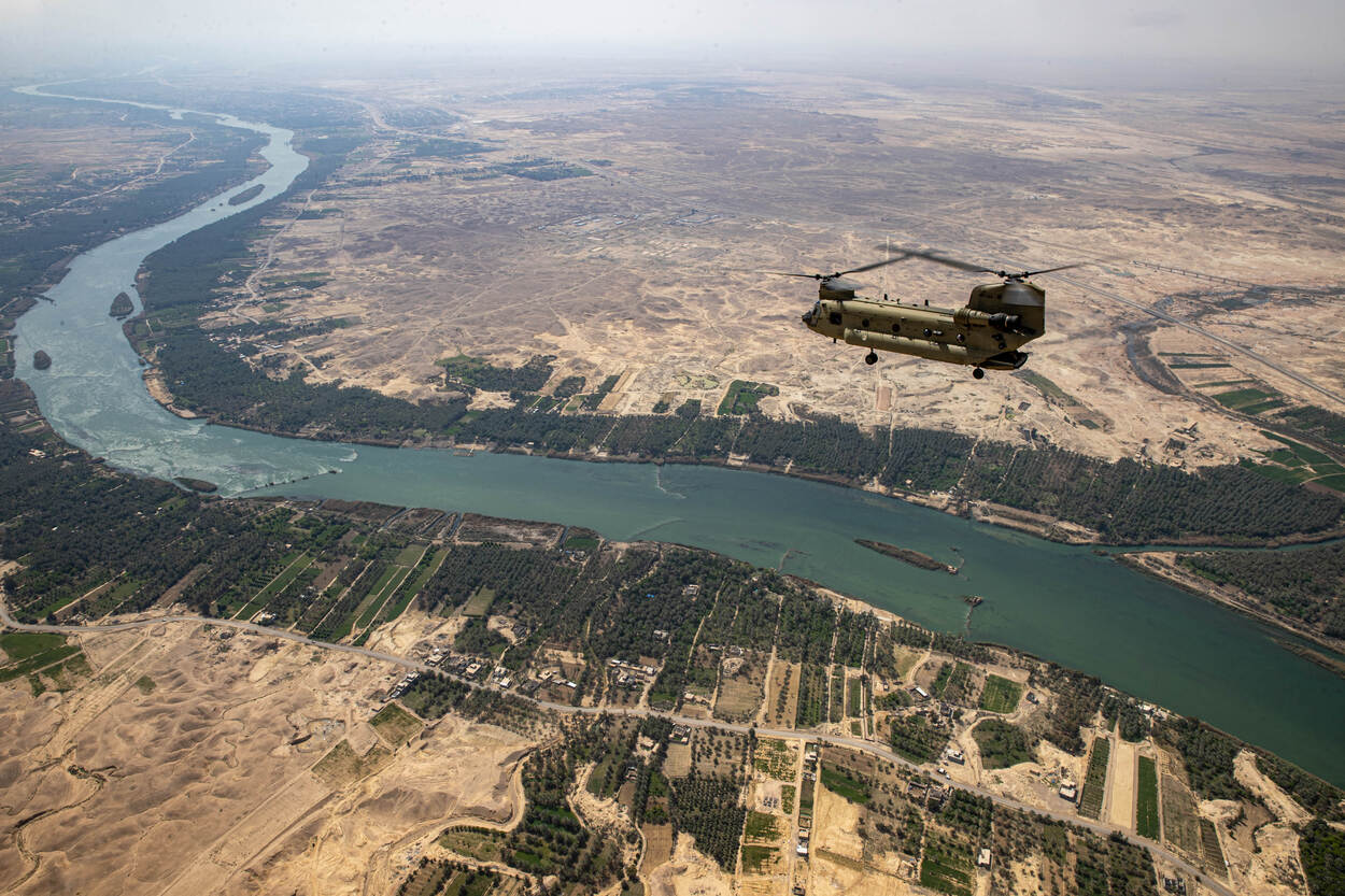 Een Nederlandse Chinook-helikopter vliegt over de rivier Eufraat in Irak.