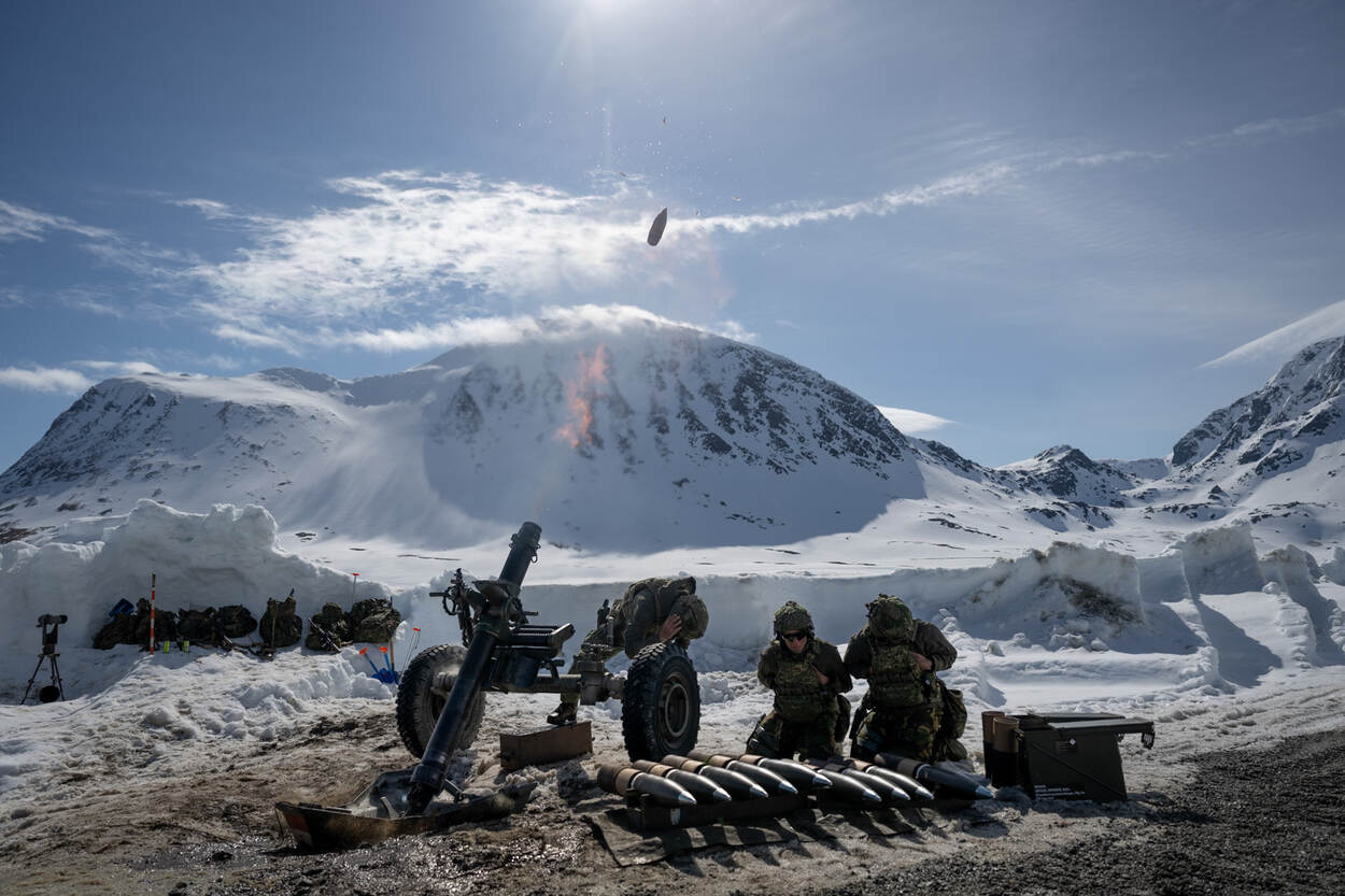 Een mortier wordt afgeschoten in de bergen van Noorwegen