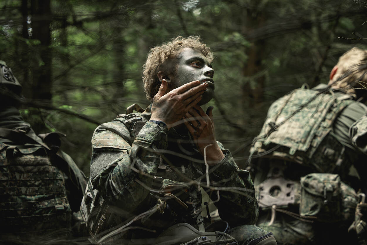 Een militair met camo.