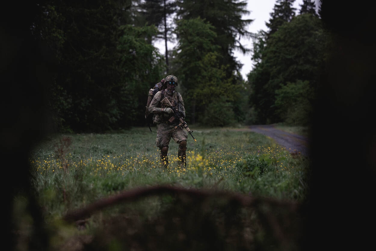 Militair op een grasveld.