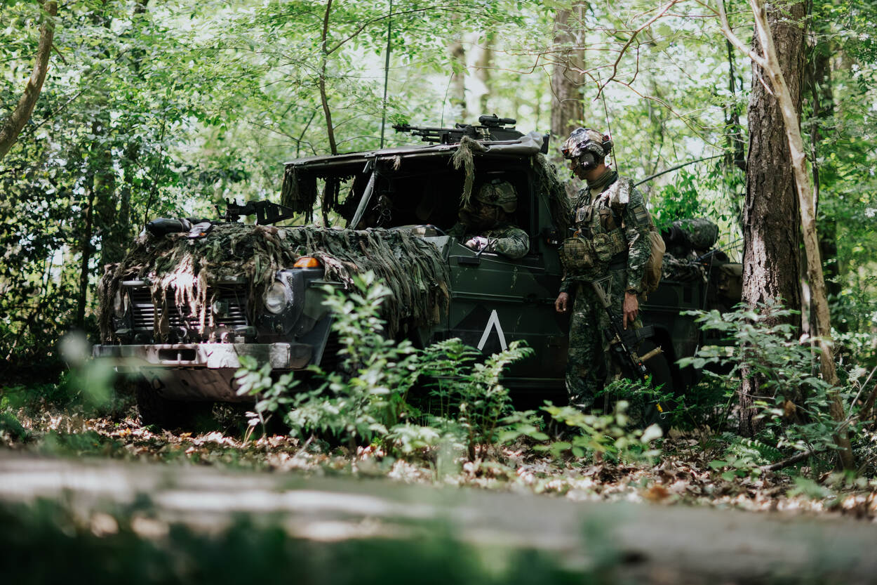 Militairen bewaken een landing zone.