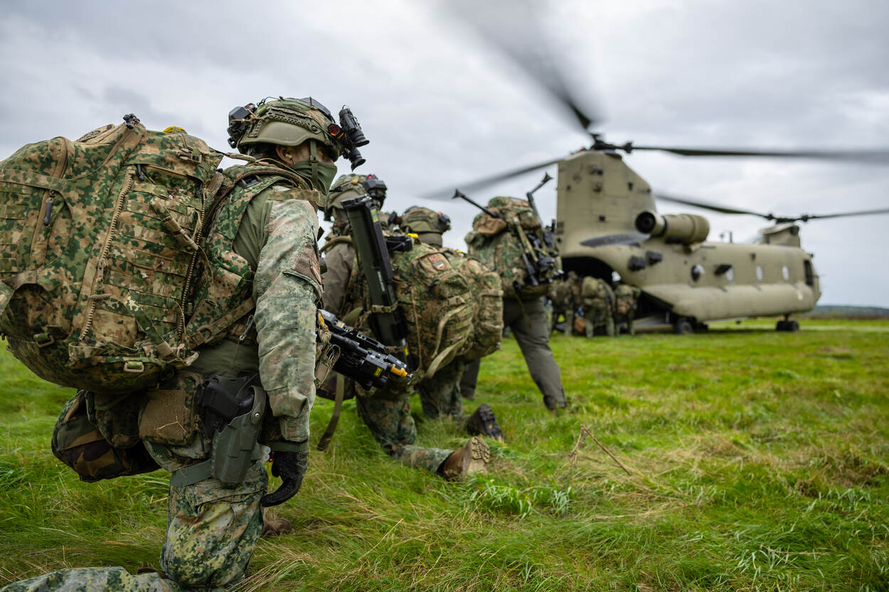Militairen wachten totdat ze een Chinook in mogen