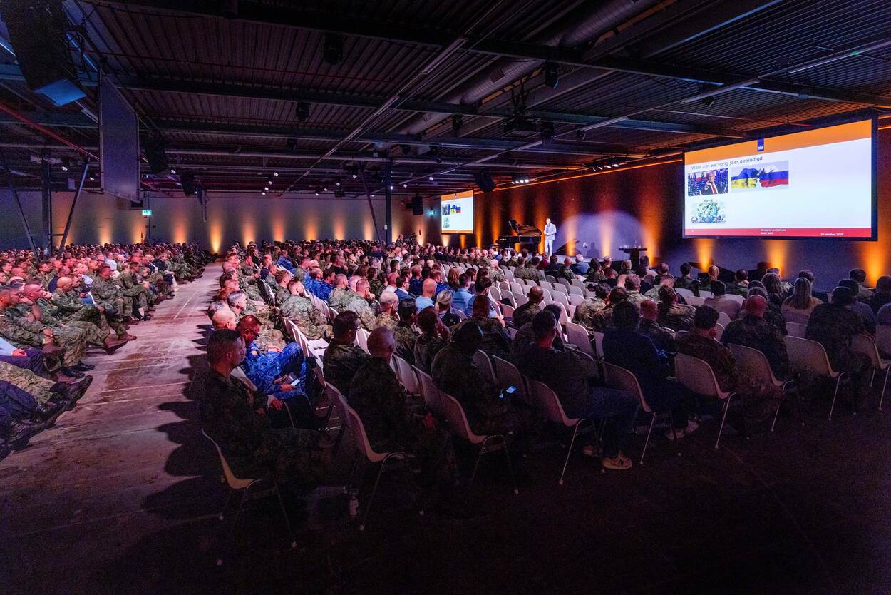 Allemaal mensen zitten in een congreszaal