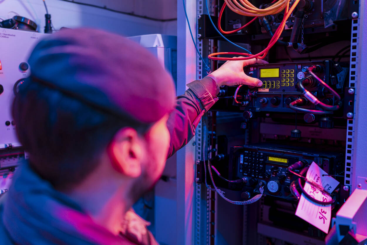 een militair die de radio bedient.