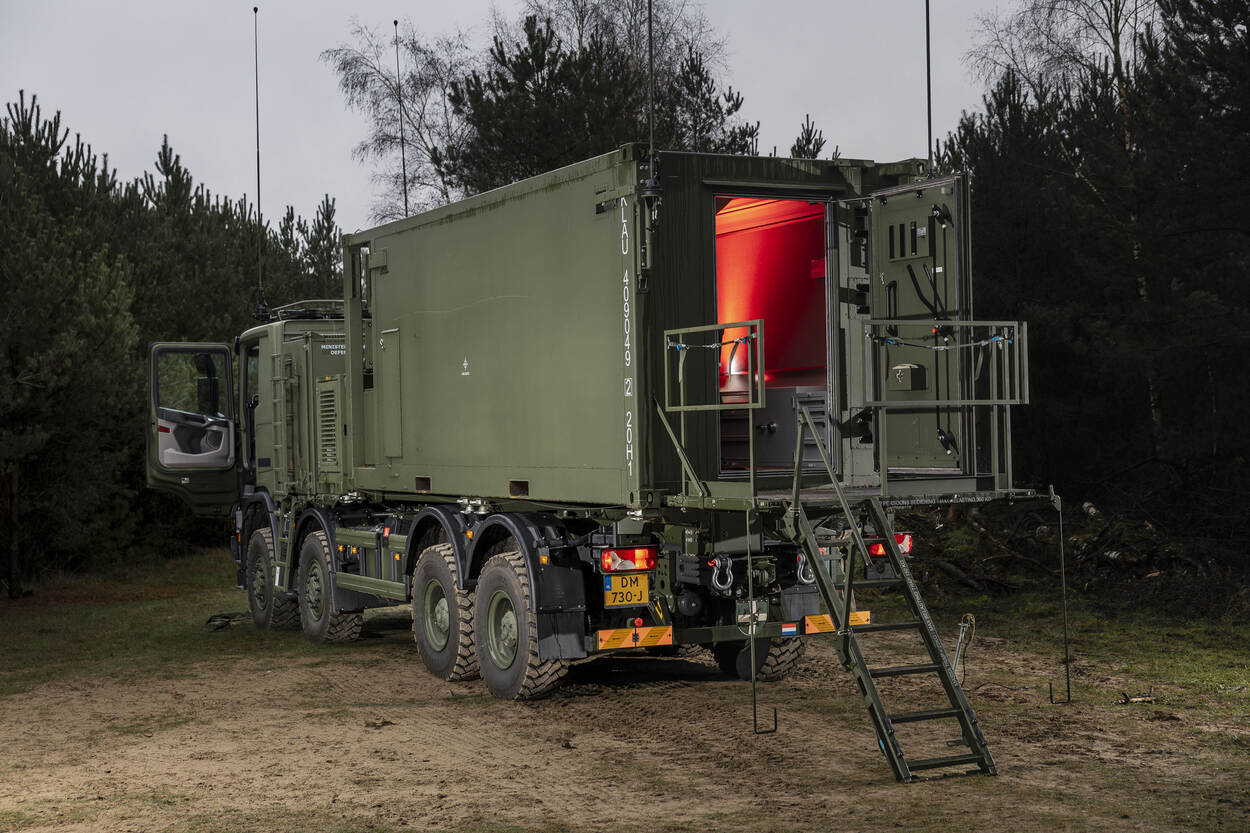 de CP-shelter met zicht op de rood verlichte werkruimte.