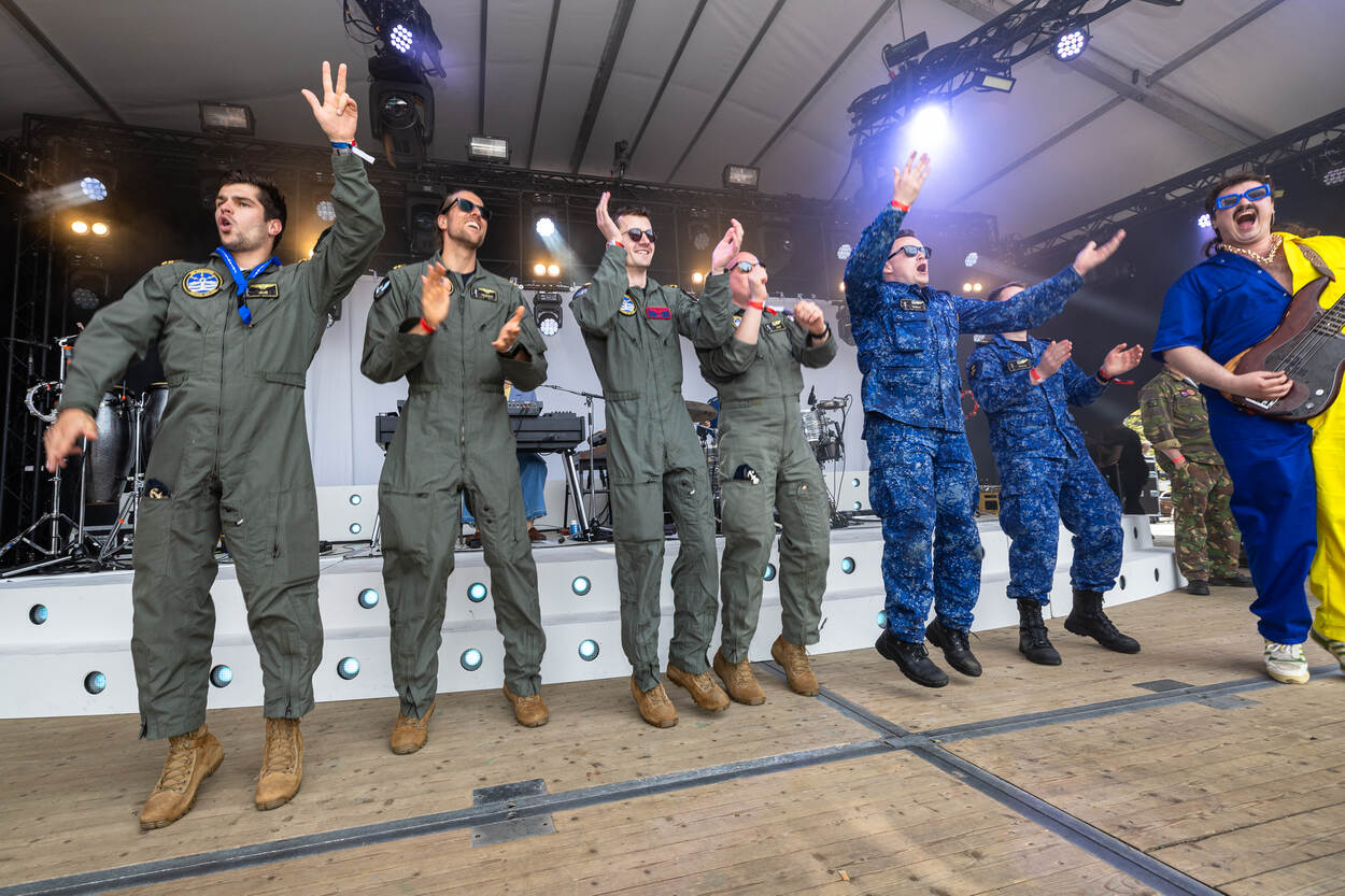 NH90-bemanning op het podium bij een optreden van Son Mieux.