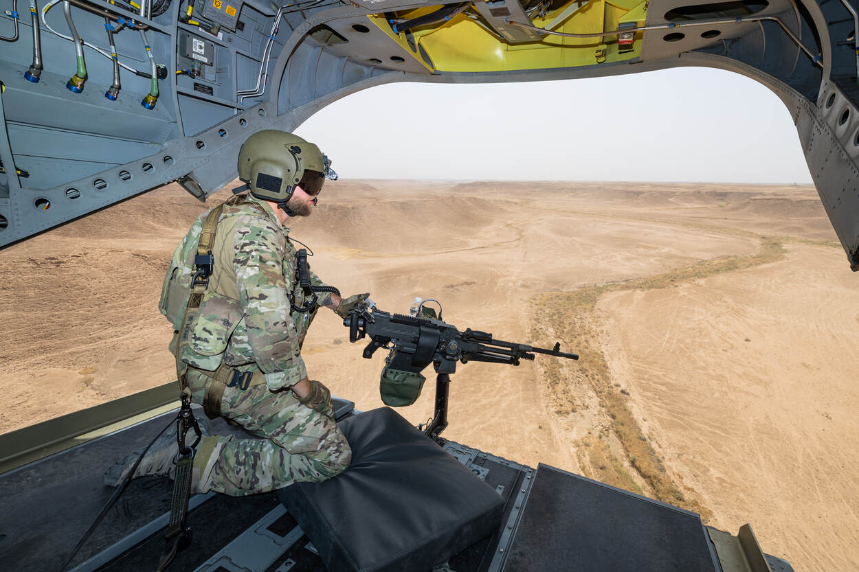 Boordschutter op de ramp van een vliegende Chinook.