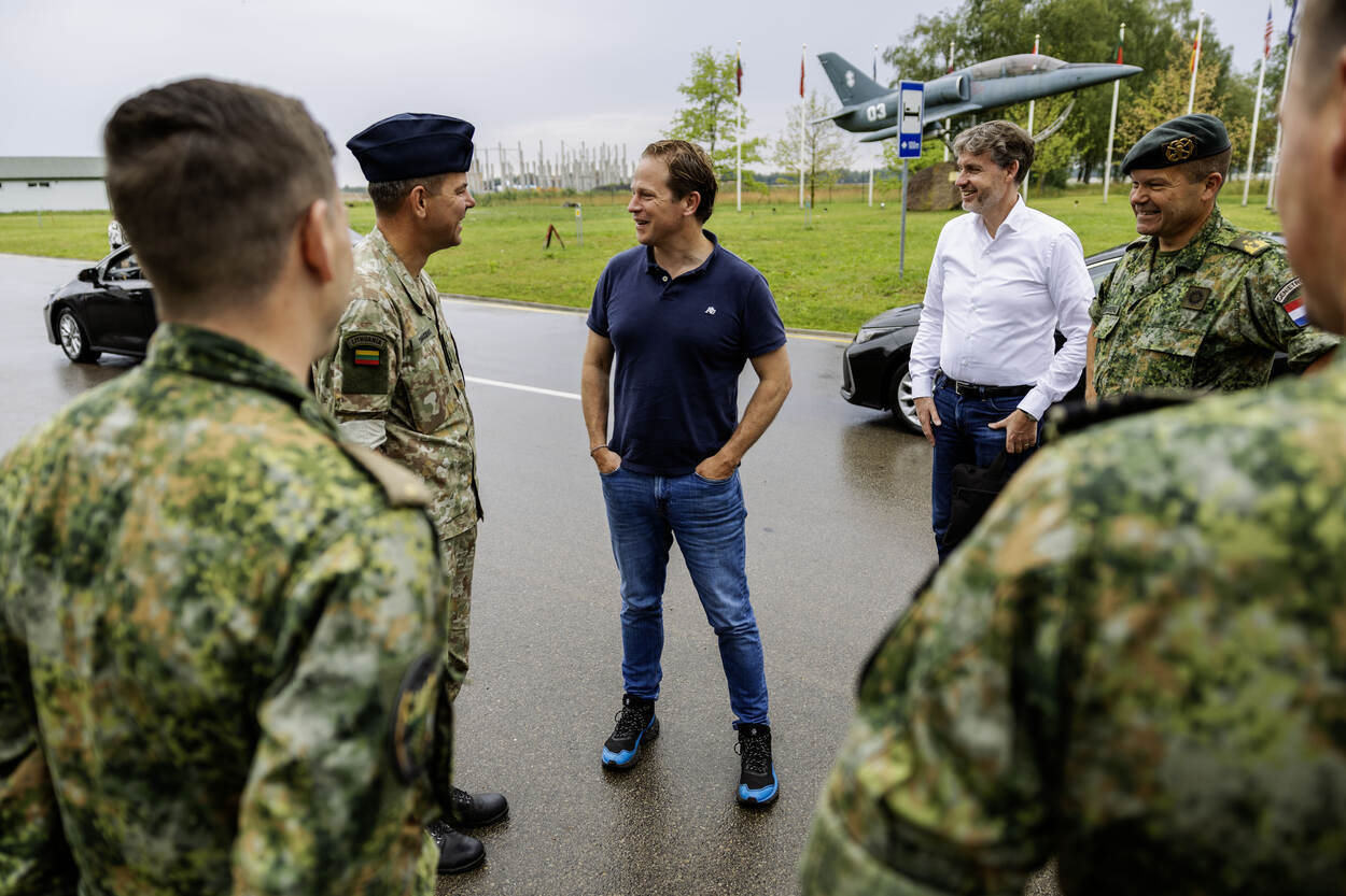 Staatssecretaris van Defensie Gijs Tuinman in gesprek met Litouwse en Nederlandse militairen.