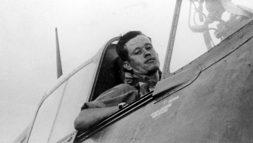 Vlieger Bert Boon von Ochssée wacht in de cockpit van zijn Hellcat.