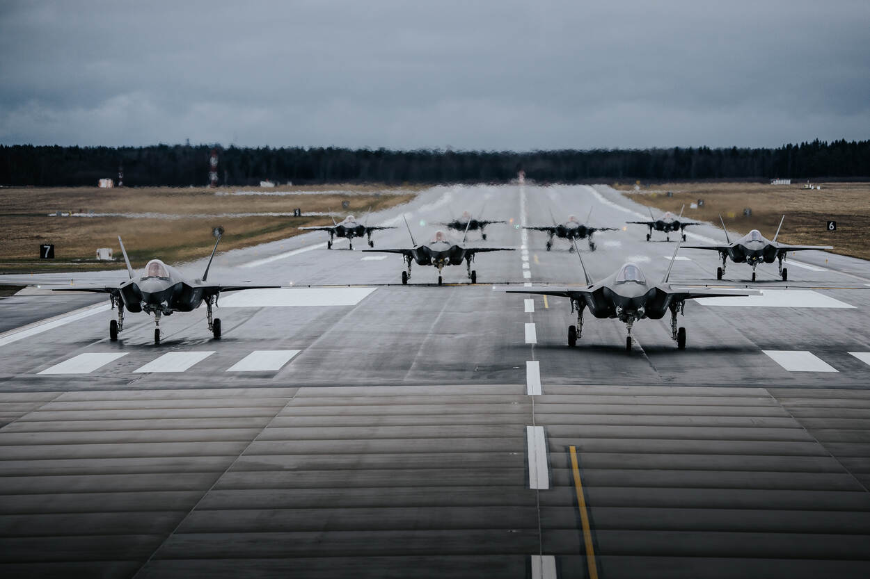 Acht Nederlandse F-35’s op de landingsbaan.
