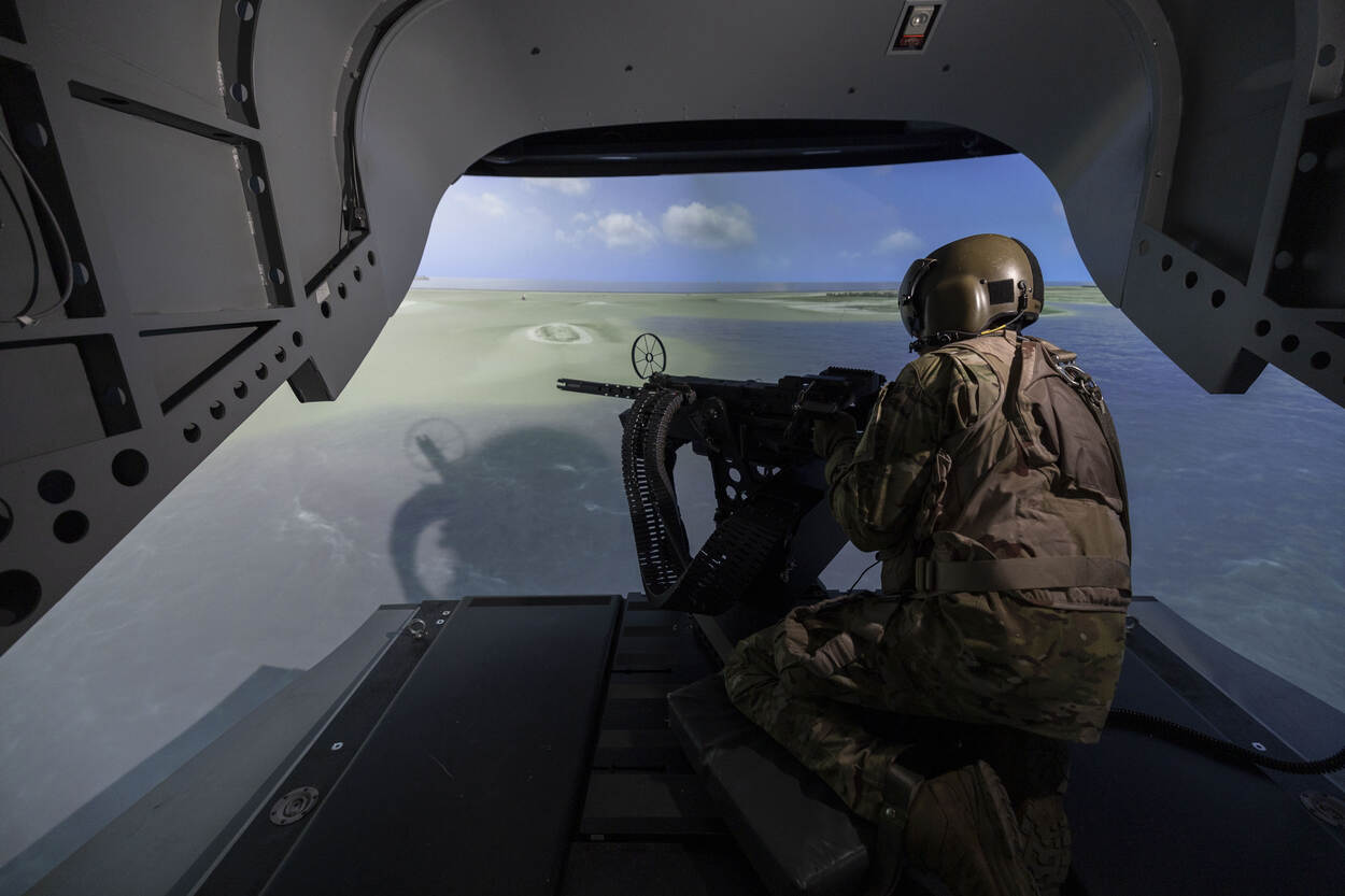 Sergeant Michiel als doorgunner achter het boordwapen in de DGS. Hij kijkt uit over de virtuele wereld.