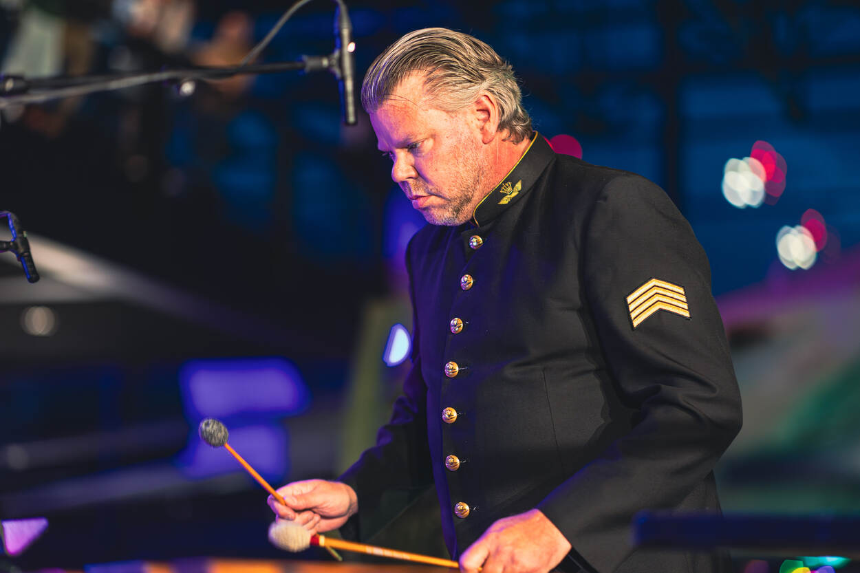 Een slagwerker van het Orkest Koninklijke Luchtmacht aan het werk.