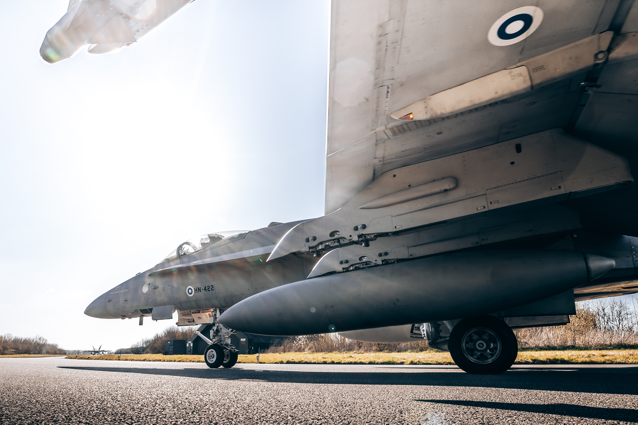 Een Finse F/A-18 taxiet naar de startbaan.