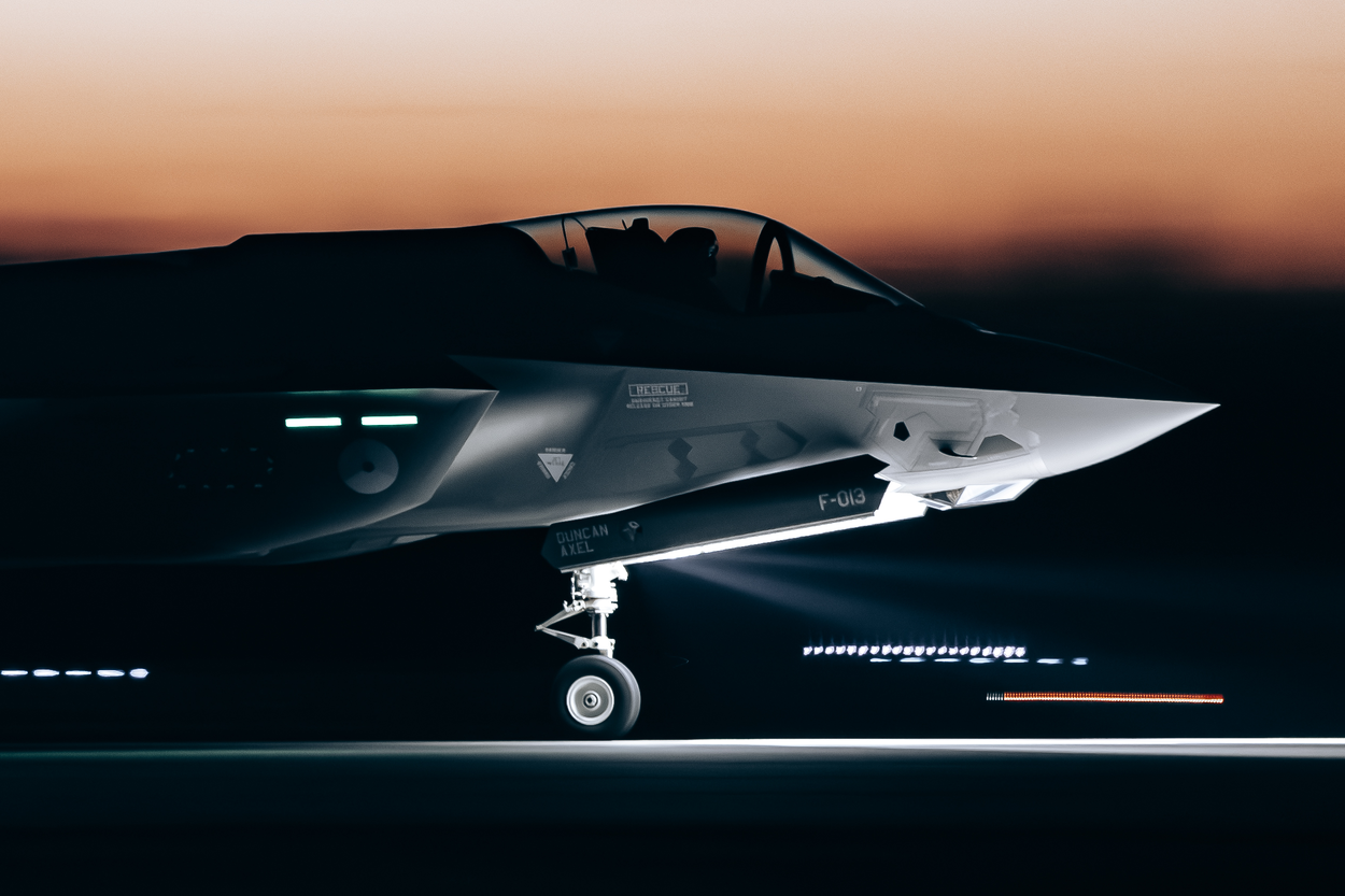 Close up van de voorkant van een Nederlandse F-35 tijdens de start met op de achtergrond een rode avondlucht.