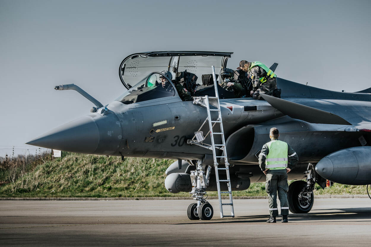 Grondpersoneel helpt vliegers met het instappen in een Rafale.