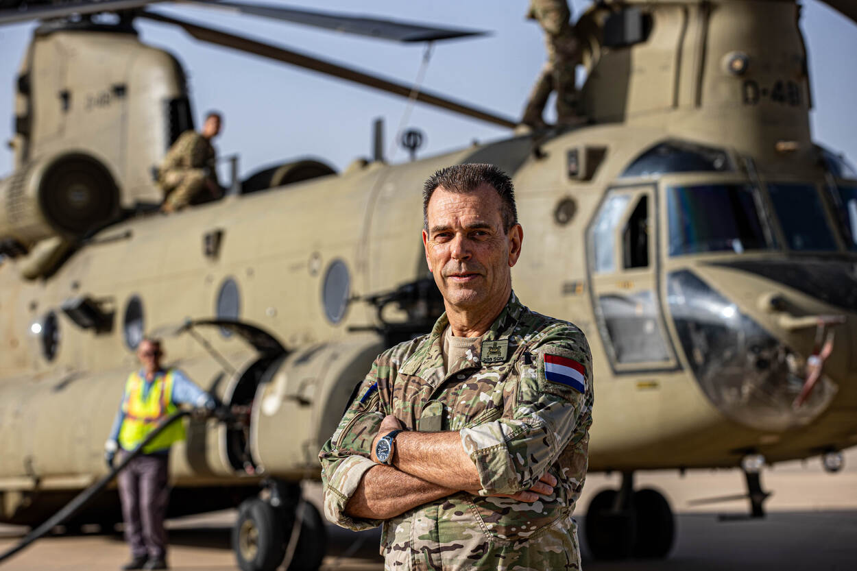 Portretfoto van eerste luitenant Arthur met op de achtergrond een Chinook.