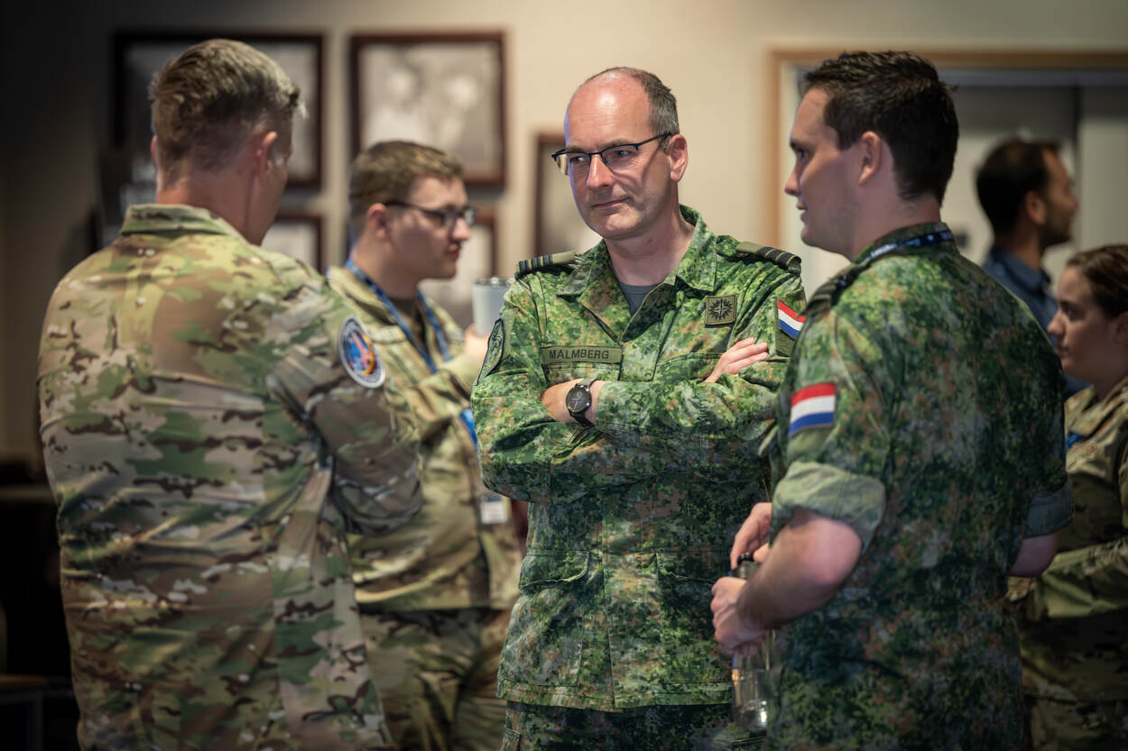 Nederlandse militairen praten met een Belgische militair.