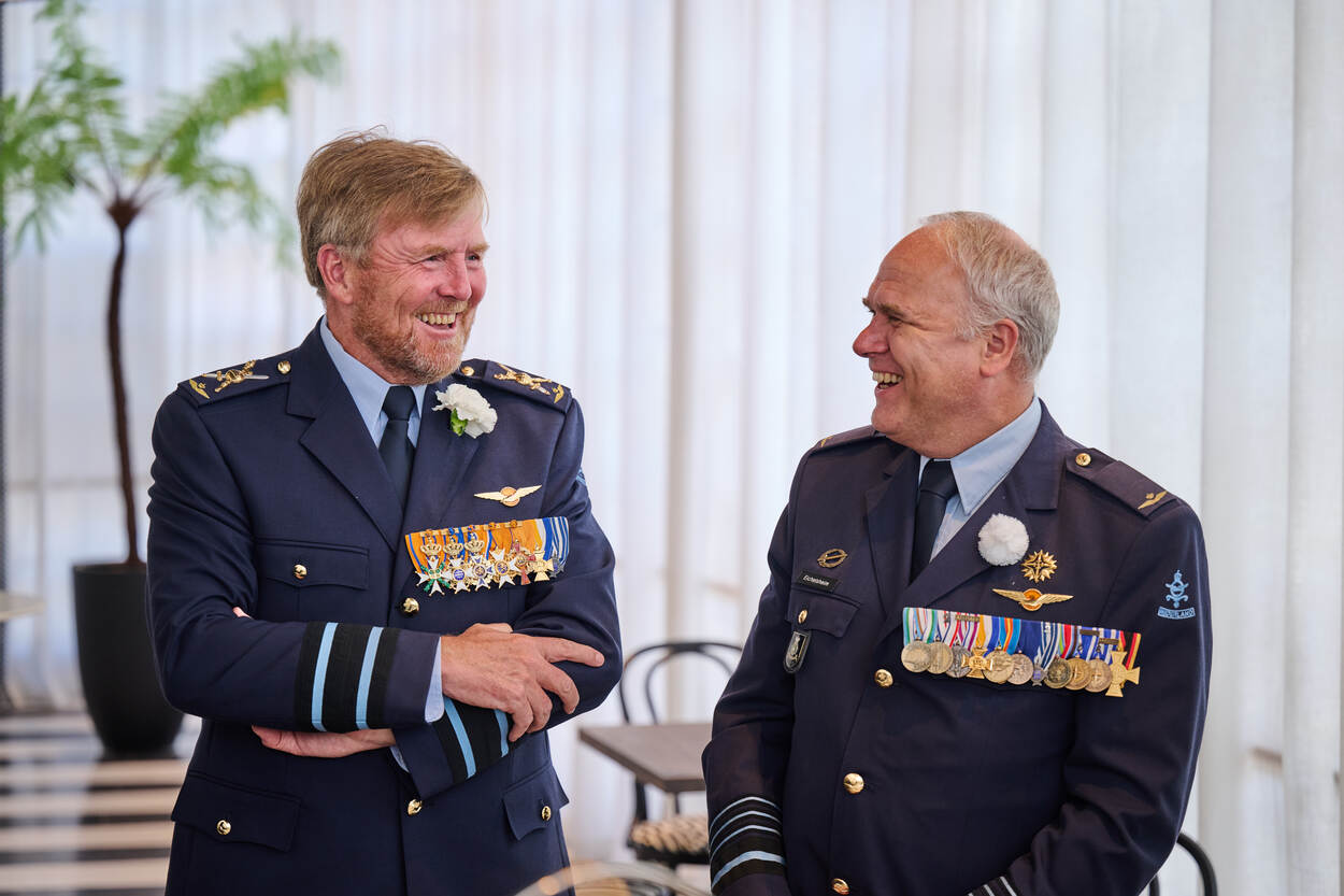 Mensen kijken naar een podium waar muziek wordt gemaakt