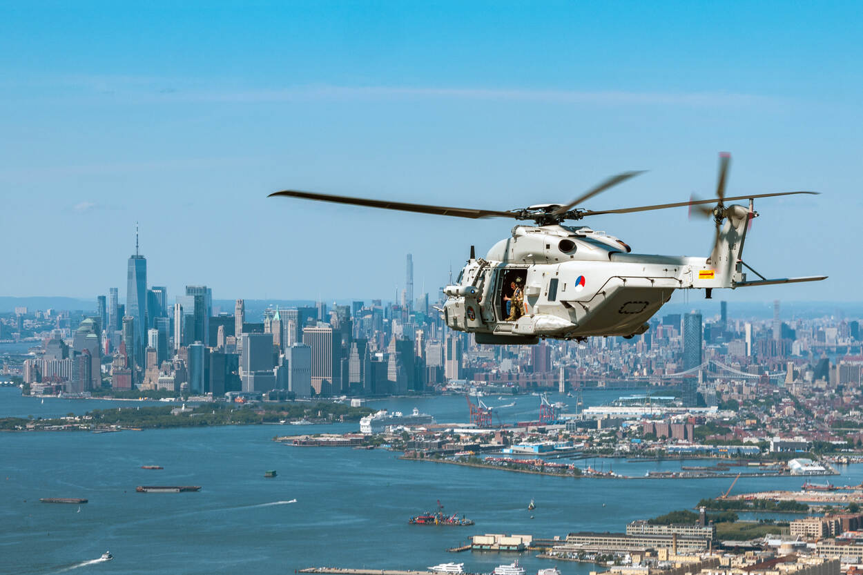 Een NH90 vliegt richting de wolkenkrabbers op Manhattan.