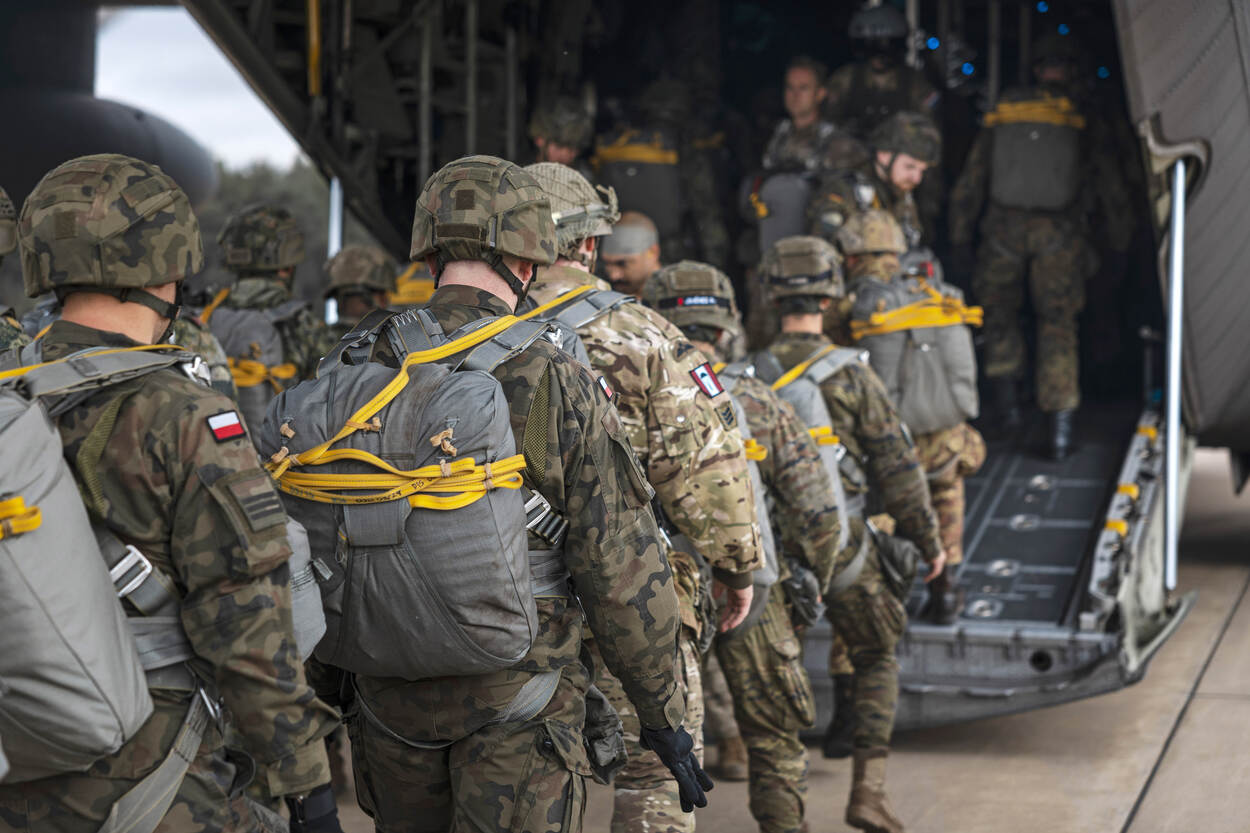 Een nieuw lid van de draagploeg krijgt uitleg over de handelswijzen. Alle leden moeten zowel links als rechts van de kist kunnen lopen. De exercitie verschilt per kant.