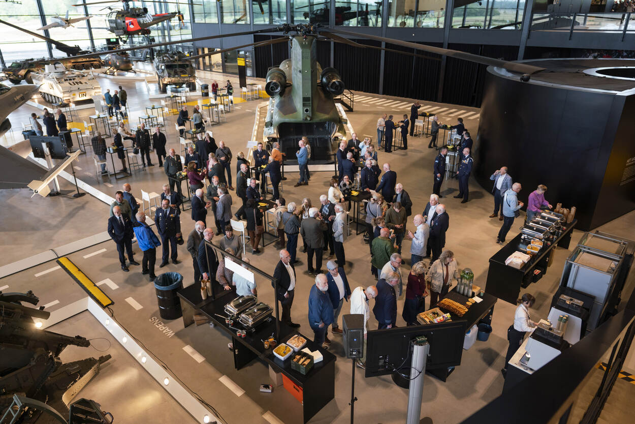 Overzicht in het Nationaal Militair Museum met veel bezoekers en een Chinook-transporthelikopter.