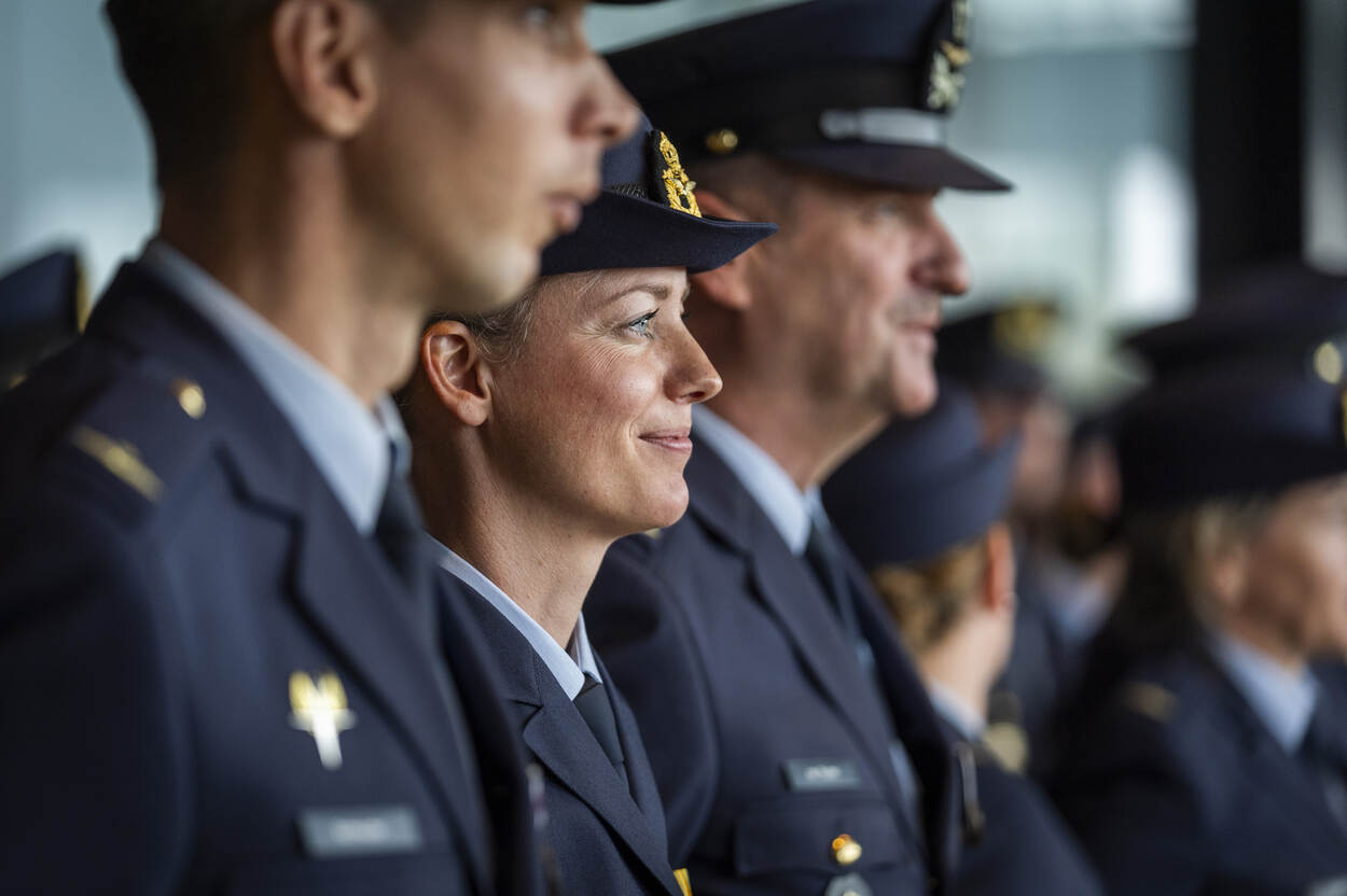 Luchtmachtmilitairen staan naast elkaar.