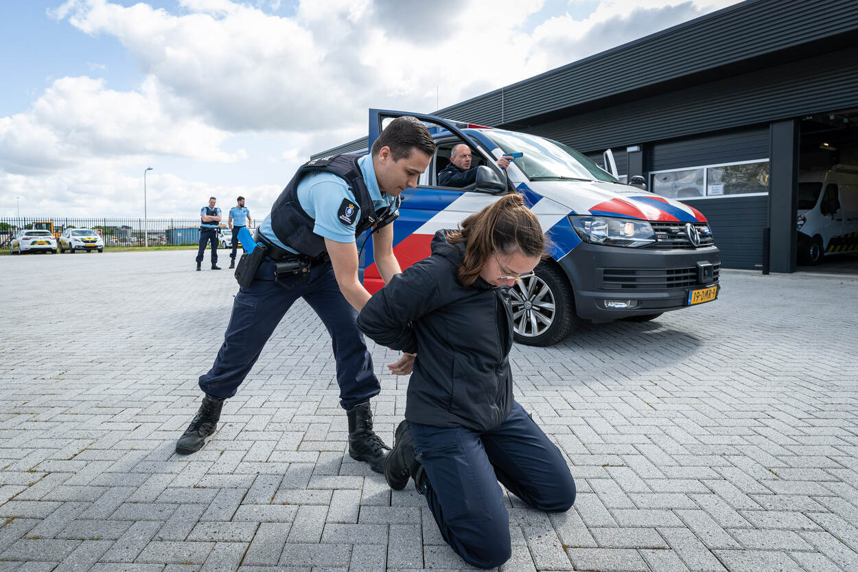 Een vrouw wordt geboeid.