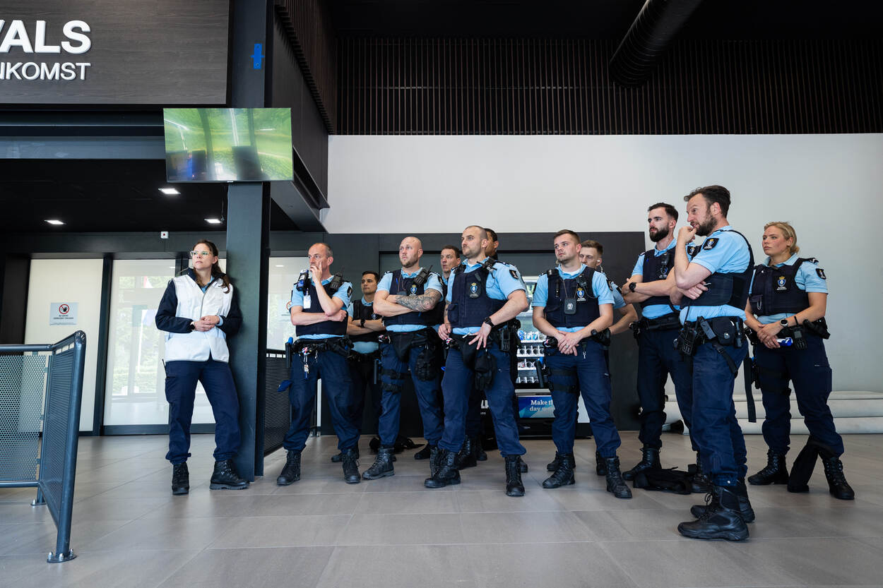 Marechaussees kijken toe hoe collega's de scenario's doorlopen.