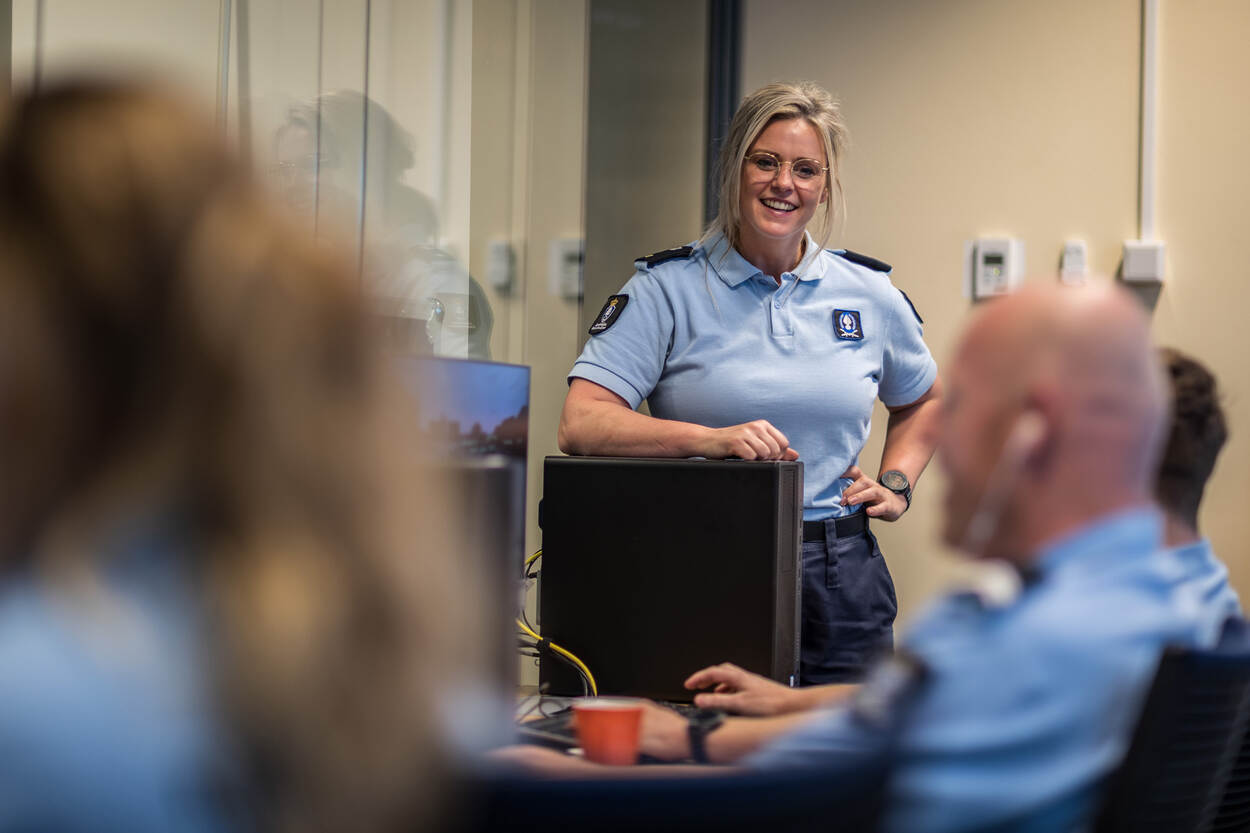 Foto van een marechaussee tijdens de Leergang Senior Medewerker.
